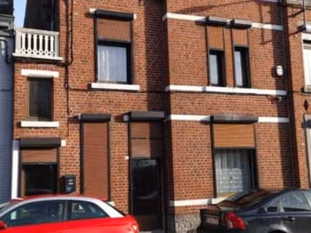 vaste maison avec jardinet