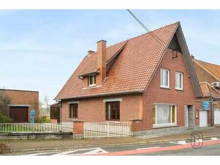 maison 4 chambres + grand garage  érigée sur près de 3000m²