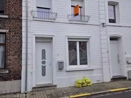 maison deux facades avec garage a l’arriere.