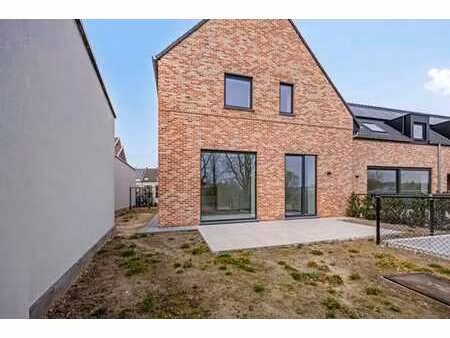 un nouveau bâtiment magnifique dans un cadre rural