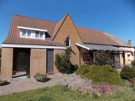 villa 4 façades à rafraîchir avec terrain à bâtir