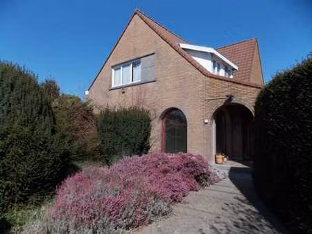 villa à rafraîchir 2ch. avec jardin & dépendances