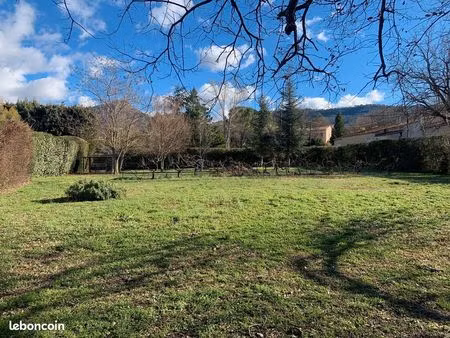 terrain 2035 m² trets