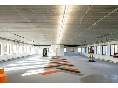 bureaux modernes de 1.056 m² à un emplacement de choix pr...