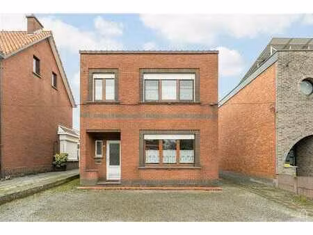 une maison étonnamment grande avec des possibilités sans pré