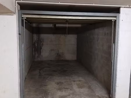 parking/box 1 pièce 13 m²