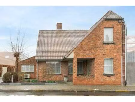 halfopen bebouwing in het hartje van lendelede te koop!