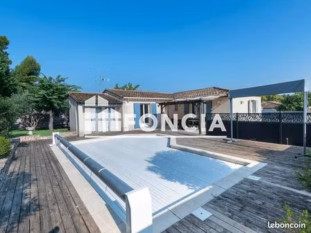 sur la commune d'orgon   maison de plain pied sur une parcelle de 688 m2 avec  piscine  ga