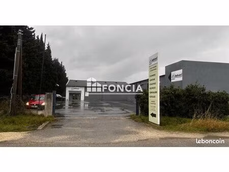 deux locaux commerciaux d'une surface de 698 m2