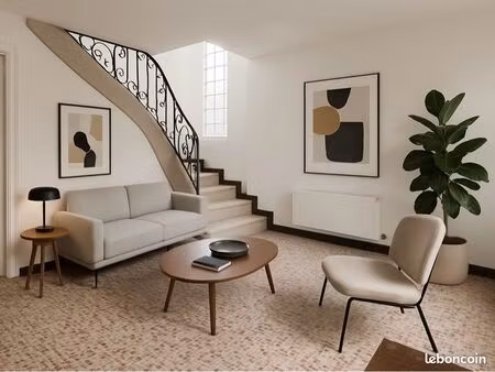 idéalement située au centre de chambray  à deux pas des commerces  écoles  face aux transp