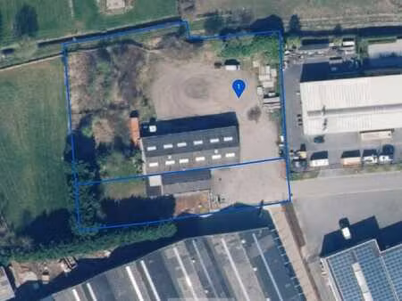 entrepôt avec vaste zone de stockage extérieur à louer – ...