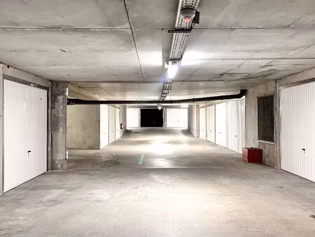 parking / box tarare 20 m2