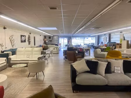 local commercial de 400 a 700 m2 – fort passage véhicules -