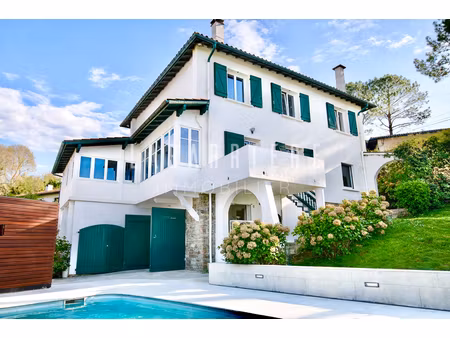 propriété bourgeoise des années 1930 avec jardin et piscine  à deux pas de la plage