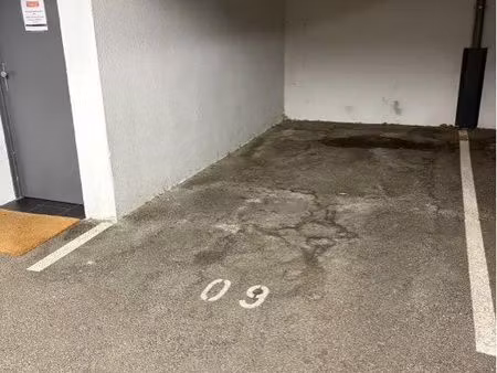 place de parking sécurisé et couvert