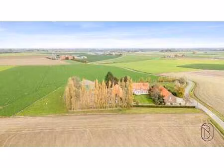 magnifique ferme carrée avec 2 granges + hangar sur 1 ha.