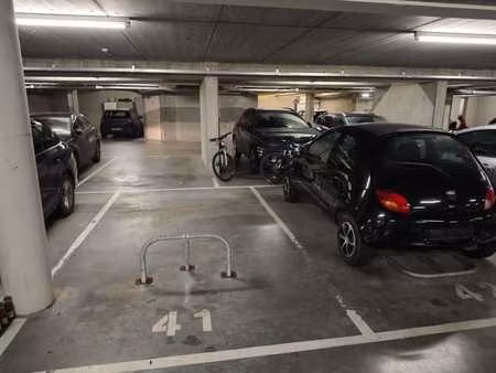 place de parking couverte avec vidéosurveillance à louer