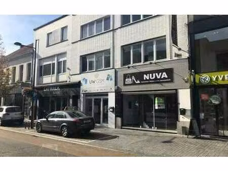 commerce situé dans la principale rue commerçante de mol