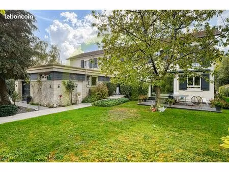 maison 9 pièces 233 m²