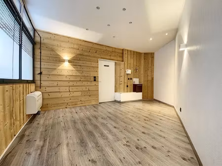 location locaux professionnels 24 m² à aurillac (15000)  403 €