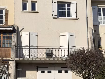 maison de village avec garage et jardin en parfait état .