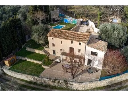 villa 5 pièces 150 m²