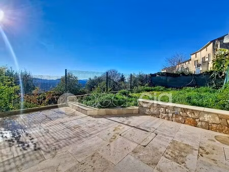 au centre du village de spéracèdes  superbe appartement en rez-de-jardin !