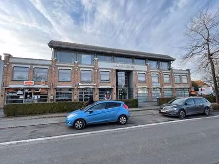 kantoorgebouw (+/- 2.182 m²) met verhuurde handelsruimtes
