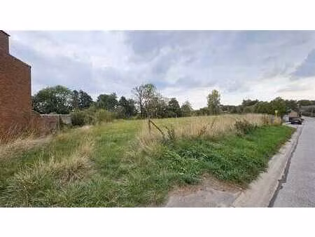 terrain de +/- 21 ares ares proposant +/- 37 mètres de façad