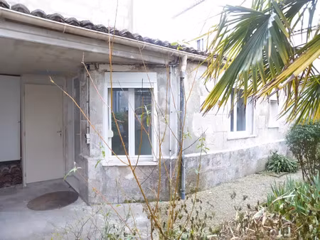 location appartement 2 pièces 20 m² à saintes (17100)  490 €