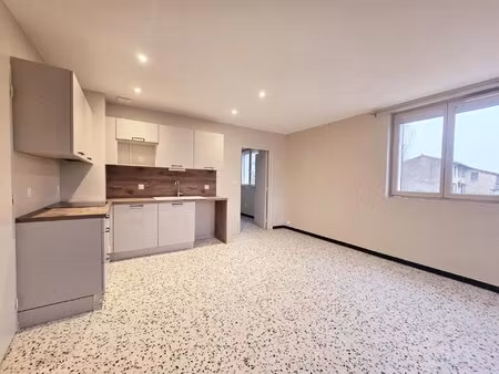 t2 rénové avec parkings et cave