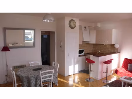 location meublée appartement 3 pièces 60 m² à la rochelle (17000)  1 240 €