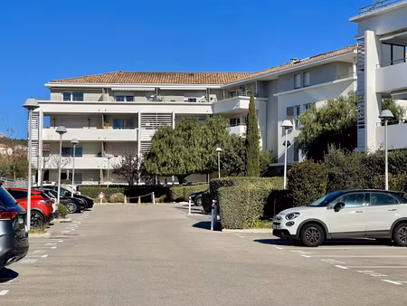 charmant t3 de 59 m2 avec terrasse  garage et piscine.