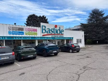 ensemble 3 bâtiments à usage commercial et habitation à champagne au mont d'or