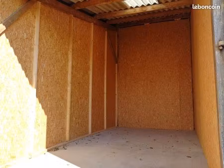 grand garage bétonné