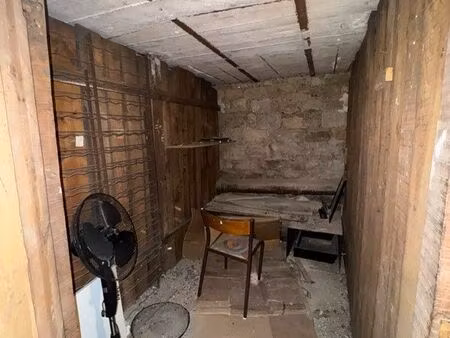 grande cave saine et bétonné becon