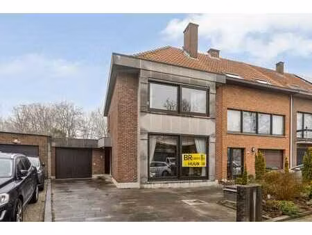 halfopen bebouwing met zonnige tuin en garage