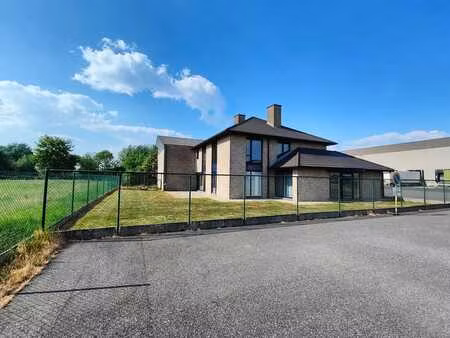 magazijn van 400 m² met woning van 229 m² op een perceel ...