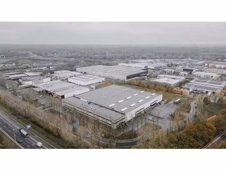 entrepôt à louer dans un emplacement très visible à malines
