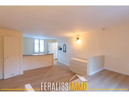 beau et original  ce studio a une belle superficie de 28 m2