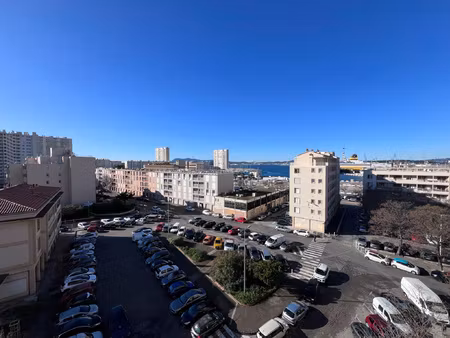 port marchand vue dégagée et double panorama pour cet appa