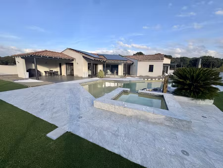 villa contemporaine avec piscine et garages