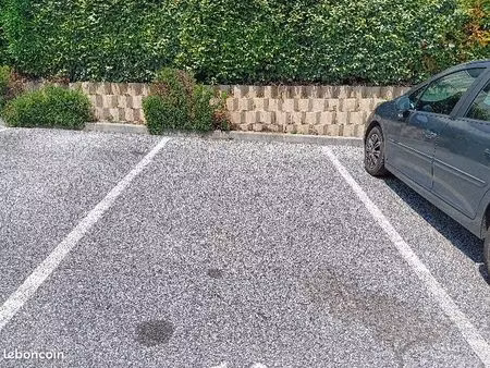 place de parking lorgues