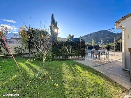 maison avec jardin arboré et vue dégagée