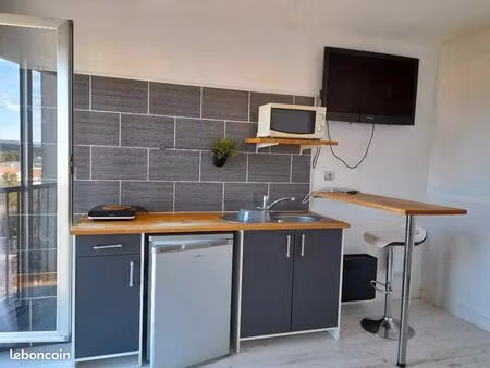 chambre meublée avec coin kitchenette