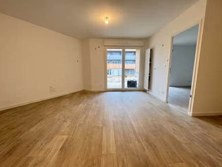 location t2 avec jardin et stationnement centre-ville