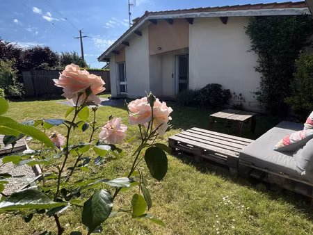 maison deux chambres avec garage et jardin clos.
