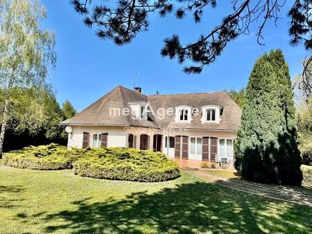 propriété sur 5056m2 de terrain avec piscine et terrain de tennis.