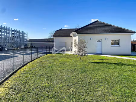 maison de plain pieds avec entrepôt.