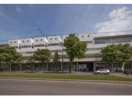 location locaux d'activités/surfaces mixtes au pied du tramway